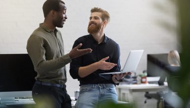 Funcionários discutindo em um coworking comercial