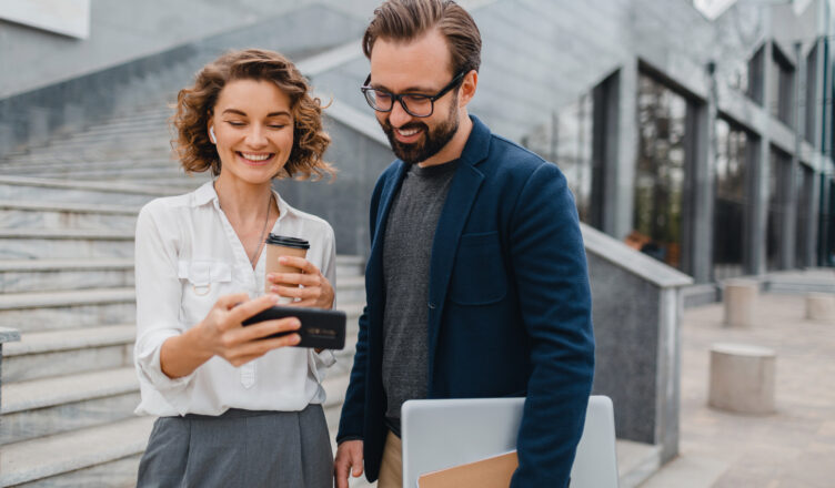 Na imagem, casal com smartphones top de linha