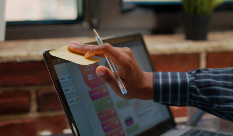 Aprenda a criar uma landing page eficiente para sistemas, com foco em conversão, design atrativo e comunicação clara.