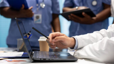 Como funciona o processo seletivo para especializações hospitalares no Brasil?