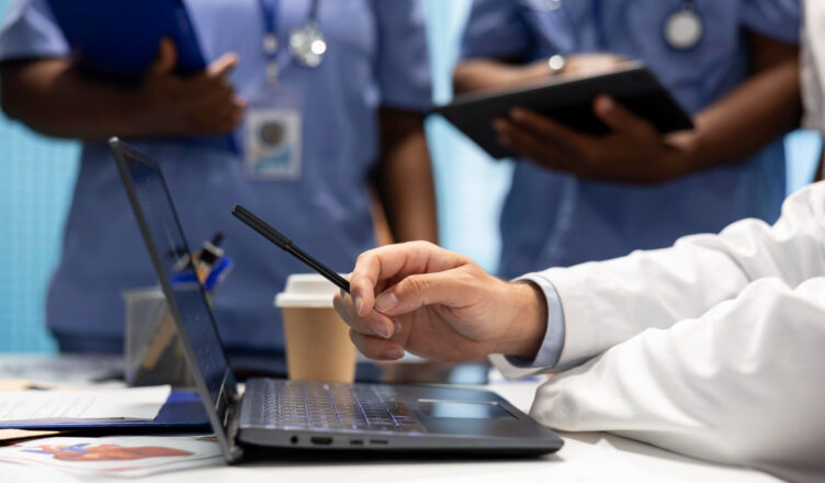 Como funciona o processo seletivo para especializações hospitalares no Brasil?