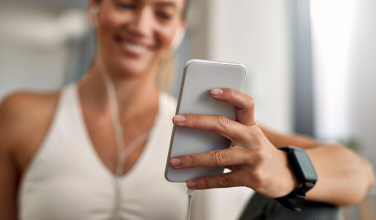 Entenda o papel dos aplicativos fitness na vida digital e como treinar com o celular ajuda a manter disciplina, métricas e motivação.