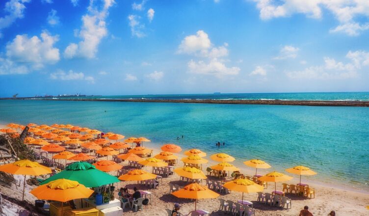 Planeje férias inesquecíveis em família nas praias de Porto de Galinhas, com dicas práticas para aproveitar cada momento com conforto.