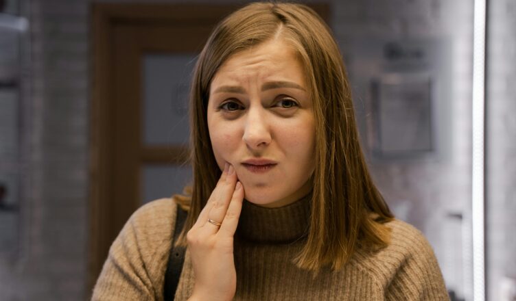 Entenda como o estresse afeta a ATM, provoca tensão muscular e pode causar dores constantes na mandíbula, cabeça e região facial.