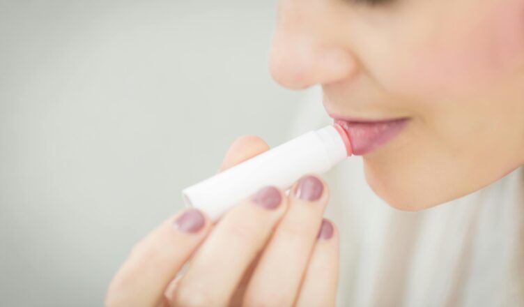 Entenda como o batom influencia o estilo da maquiagem, desde a escolha das cores até os acabamentos mais adequados para diferentes momentos do dia.