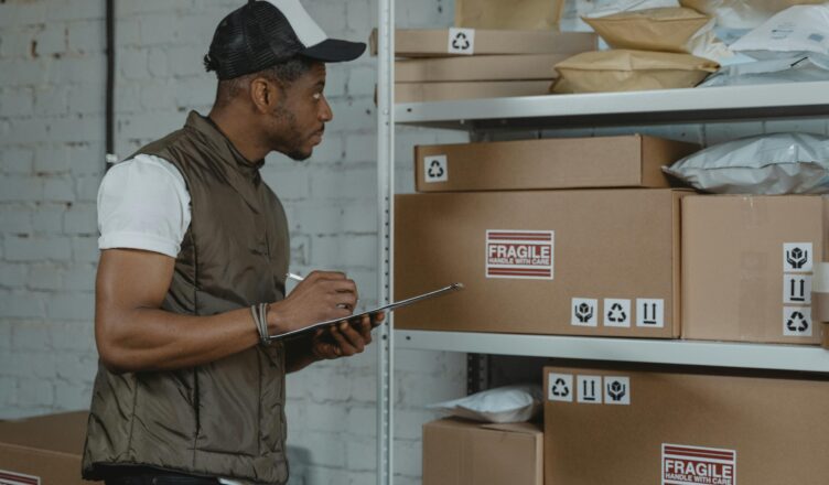 Aprenda como fazer um controle de mercadorias para evitar perdas e aumentar o lucro. Descubra técnicas, ferramentas e melhore sua gestão!