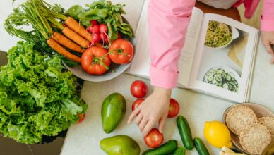 Aprenda como planejar refeições completas e equilibradas sem produtos de origem animal, garantindo nutrição, variedade e praticidade.