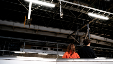 Ambientes industriais extremos elevam exigências em projetos de iluminação