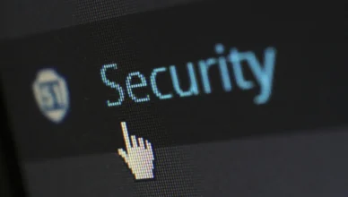 Tela com indicador de segurança mostrando o texto “Security” e um ícone de escudo, simbolizando segurança da informação e a proteção de dados, incluindo dados fiscais de clientes.