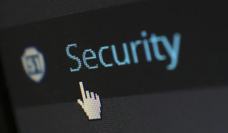 Tela com indicador de segurança mostrando o texto “Security” e um ícone de escudo, simbolizando segurança da informação e a proteção de dados, incluindo dados fiscais de clientes.