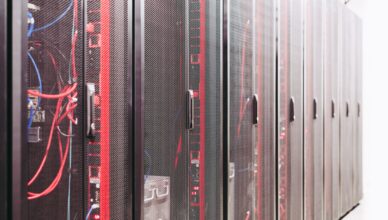 Descubra o real impacto ambiental por trás da IA e entenda porquê os data centers exigem galões de água potável para se manterem refrigerados