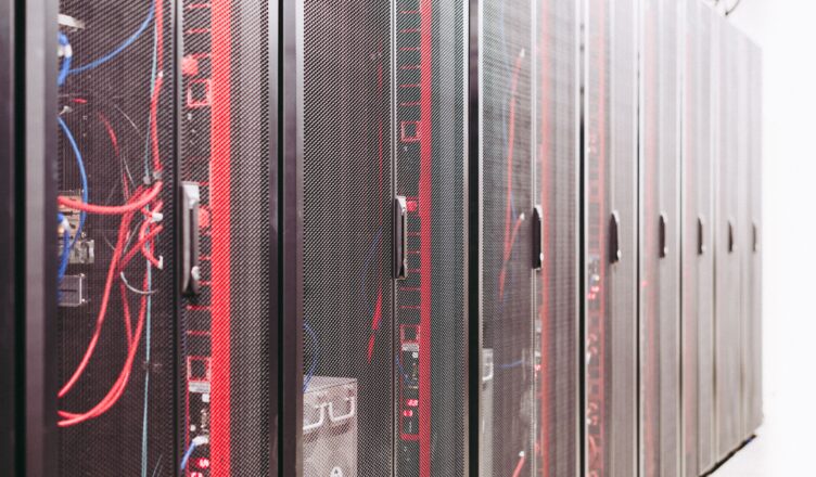 Descubra o real impacto ambiental por trás da IA e entenda porquê os data centers exigem galões de água potável para se manterem refrigerados