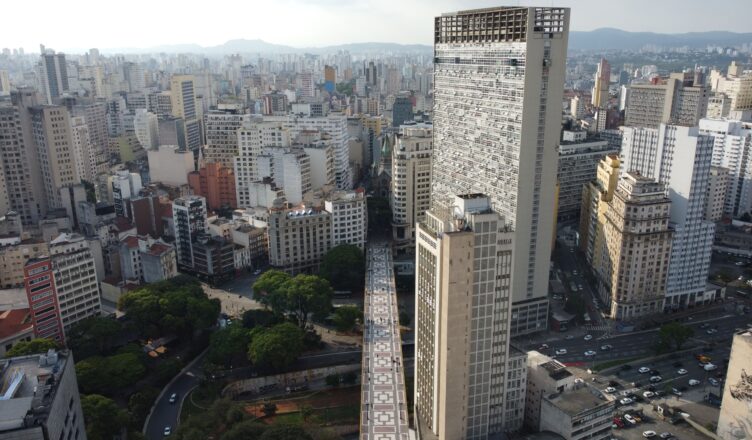 Saiba como planejar deslocamentos na capital e quais escolhas podem ajudar a evitar atrasos no trajeto até o aeroporto