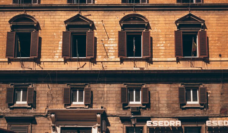 Descubra como a tecnologia renova a atratividade de redes hoteleiras tradicionais, transformando a experiência do hóspede sem a necessidade de obras estruturais