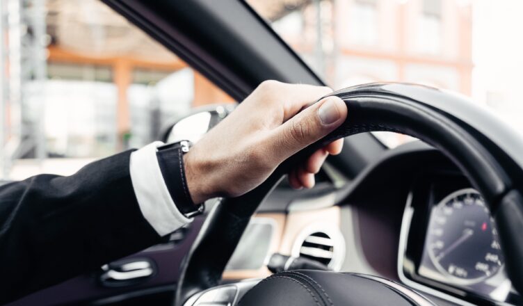 O aluguel de carros para empresas otimiza a mobilidade corporativa, reduz custos e facilita a gestão de veículos para equipes.